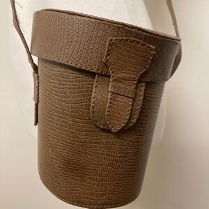 Vintage Giovanni “Camera Case” Leather Box Crossbody Purse | Taupe | 5” X 7”X 4”